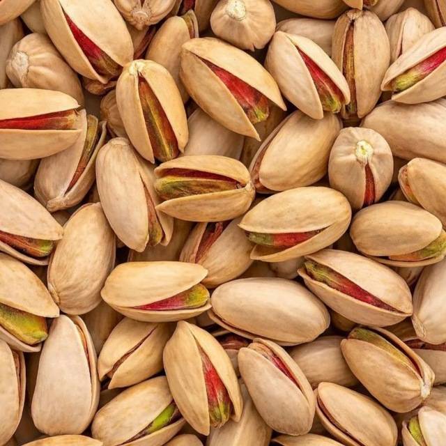 پسته احمدآقایی خندان و سفید